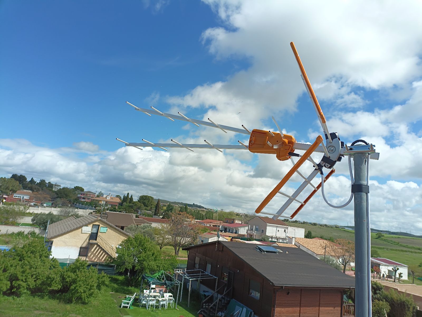 Instalación de antena colectiva en comunidad de El Quiñón, Seseña